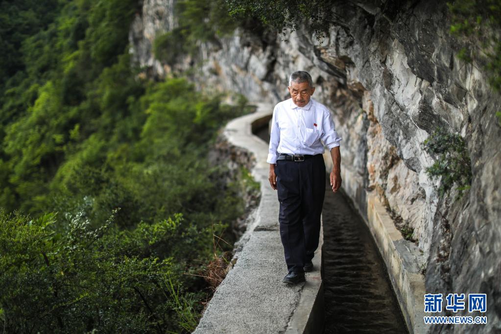 黄大发沿着修建在绝壁上的“大发渠”巡查（2018年8月11日摄）。新华社记者 刘续 摄.jpg
