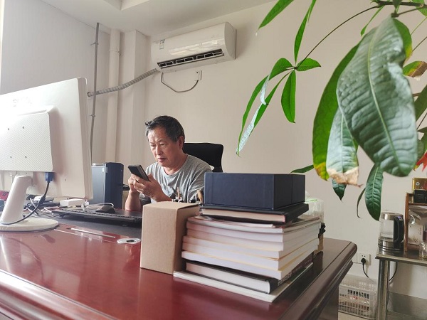 这是印遇龙在办公室内回复农民信息。新华社记者 周勉 摄.jpg